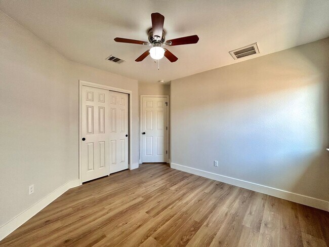 Building Photo - Inviting 4/BR 2/BA Home with Spacious Back...