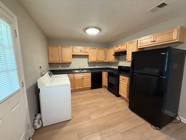 Building Photo - PRE - LEASING FOR AUGUST 11TH 2026!