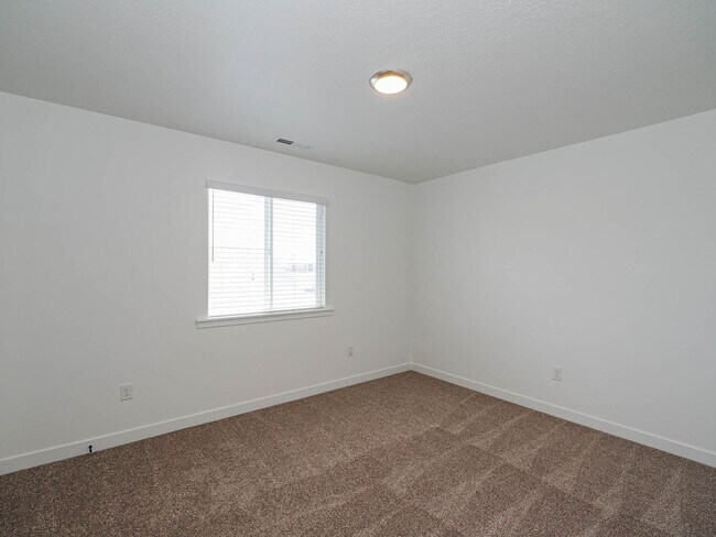 Building Photo - 4 Bedroom, 2.5 bathroom Eagle Mountain Home