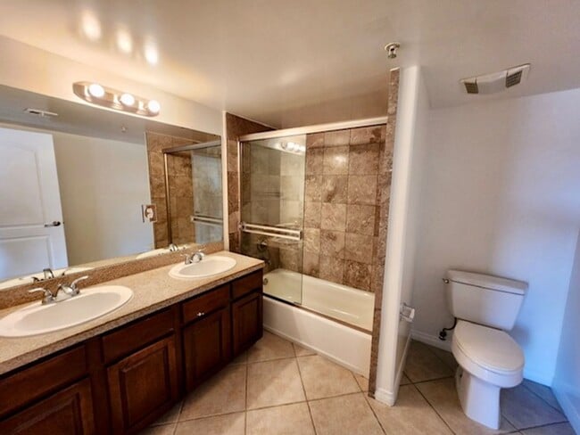 Building Photo - Spacious 3 bedroom condo in Van Nuys