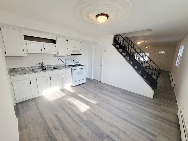 Building Photo - 173 Almond Ln