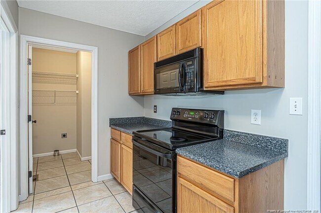 Building Photo - 402 Roundtree Dr