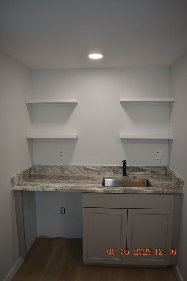 Building Photo - 4 bedroom / 3 bath / Beautifully Updated