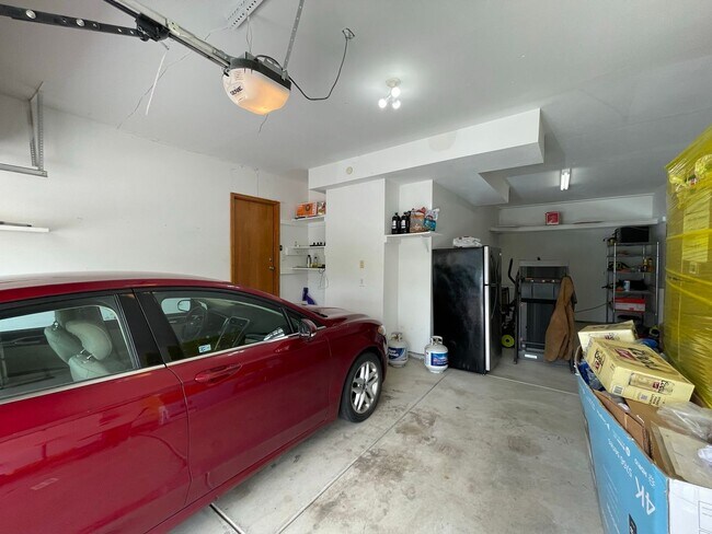 Building Photo - Beautiful two-story home located in Erie!