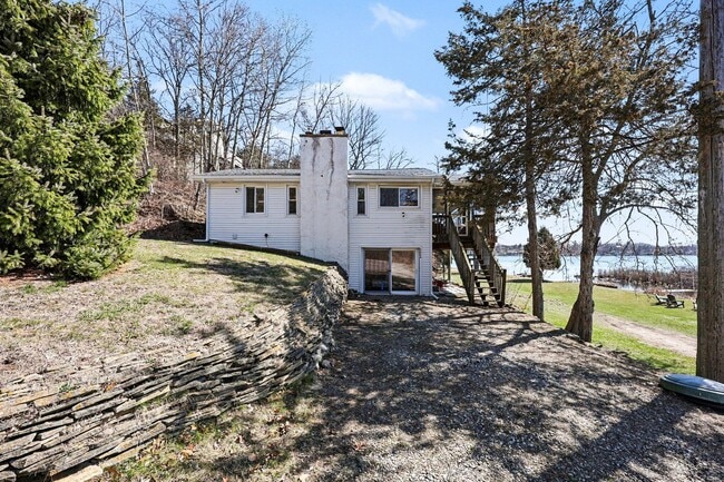 Building Photo - 5884 Rays Dr