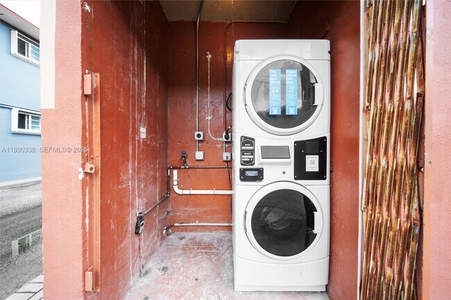 Building Photo - 40 W 4th St