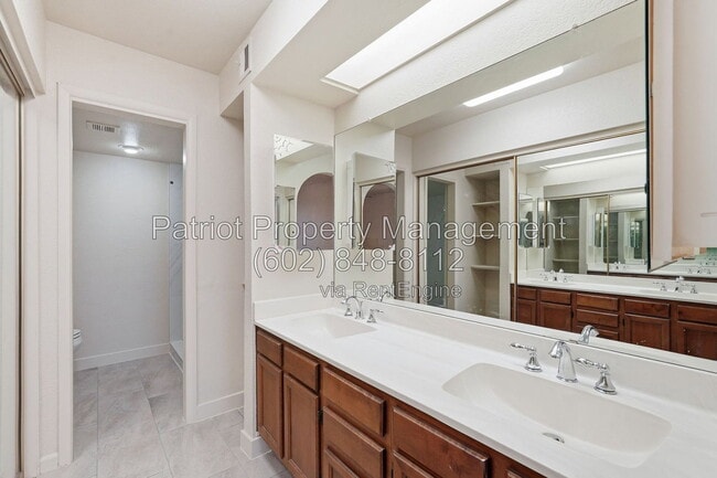 Building Photo - 839 S Westwood