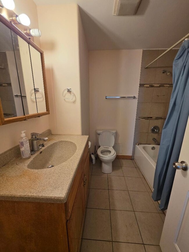 Building Photo - 2843 S Archer Ave