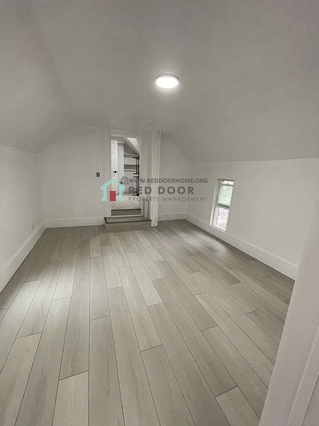 Building Photo - Beautifully Remodeled 3 Bed, 2 Bath Home – Pet Friendly!