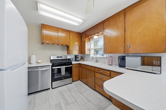 Building Photo - 702 E Karma Ave