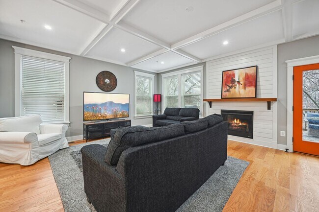 Building Photo - Stunning 4 BR/3.5 BA Single-Family Home in...