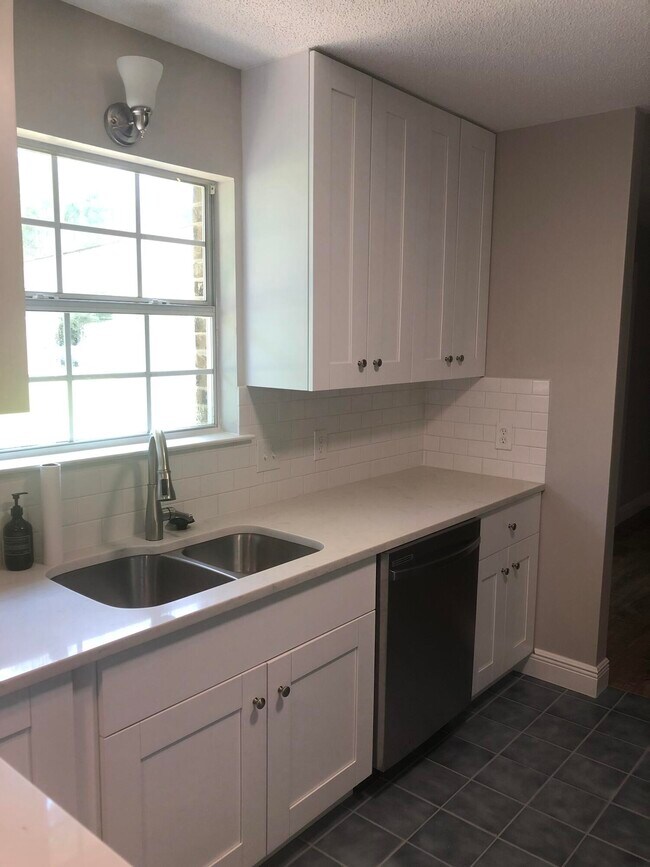 Building Photo - 7653 Frankfort St