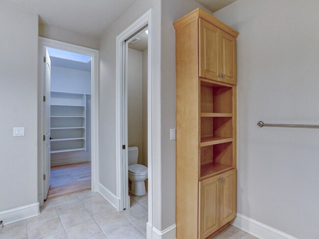 Building Photo - Pristine Spacious 3 Bedroom Lake Oswego Townhome | Skylights, High Ceilings, and Mt. Park Trails ...