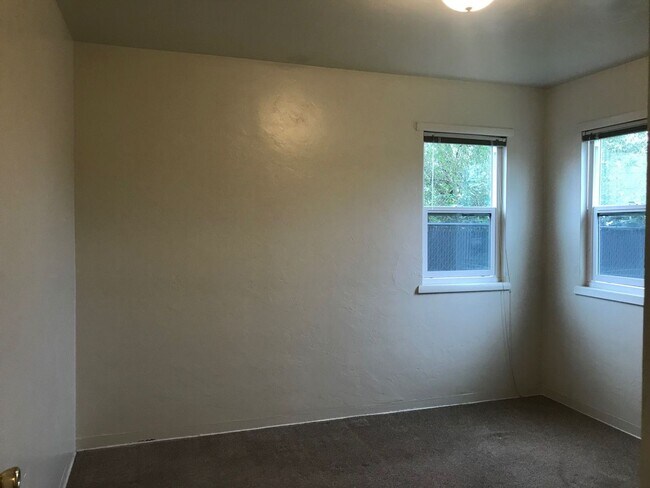 Building Photo - 2 Bedroom Duplex ~ Albany ~ Pet Friendly