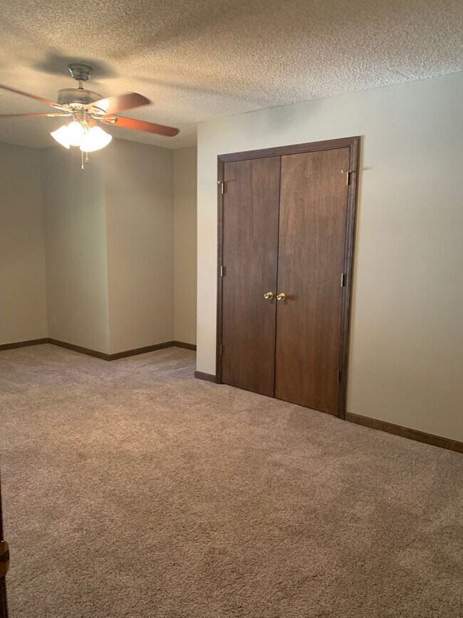 Building Photo - !!$500 off First months Rent!! Private 1-Acre Retreat with Pool, Screened Porch & Spacious Interior