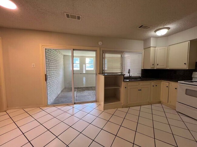 Building Photo - Beautiful 3 Bedroom 2 Bathroom in Plano!