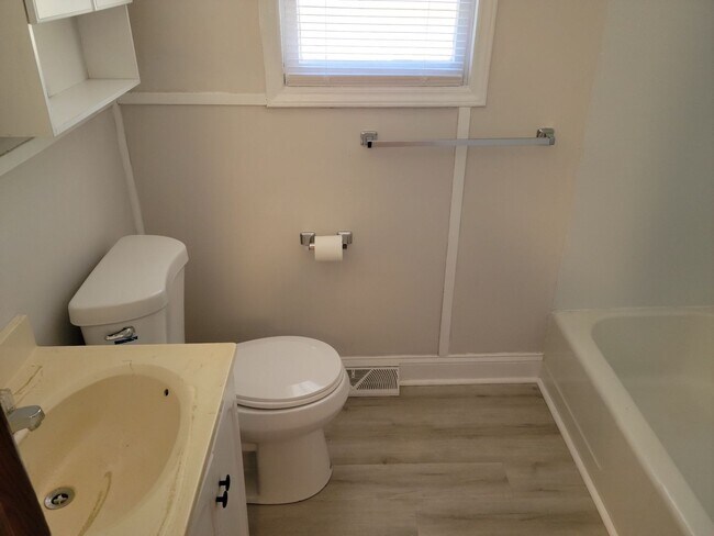 Building Photo - Charming 3-Bedroom, 1 Bathroom Ranch ***$5...