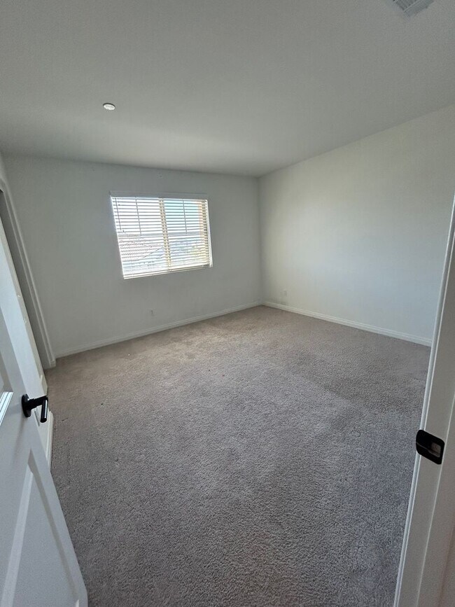 Building Photo - Like New 4 Bedroom + Loft Menifee Home