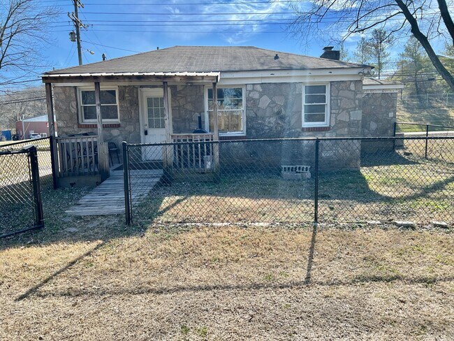 Building Photo - 2 Bed, 2 Bath Single Level Home Near Downt...