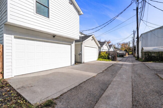 Building Photo - 726 E 28th St