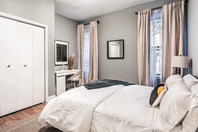 Building Photo - 5017 S Drexel Blvd