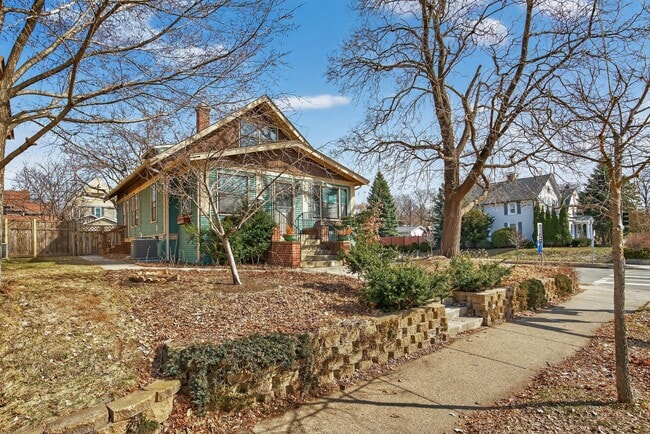 Building Photo - 4 Bedroom Uptown Luxury Meets Historic Charm!