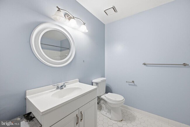 Building Photo - 933 Hillside Lake Terrace