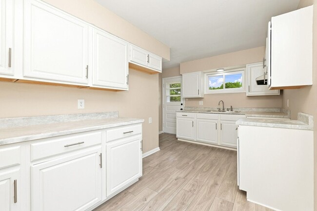 Building Photo - 248 Canterbury Dr