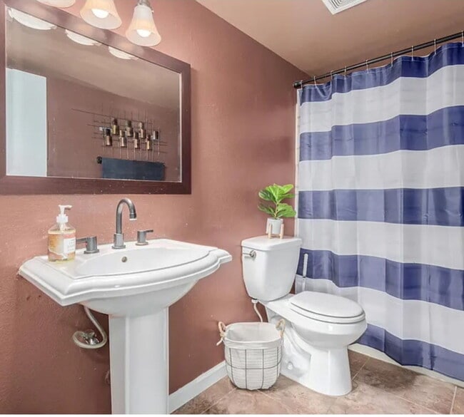 Building Photo - "Charming 2-Bedroom Oasis with 1 Bath in the Heart of Scottsdale!"