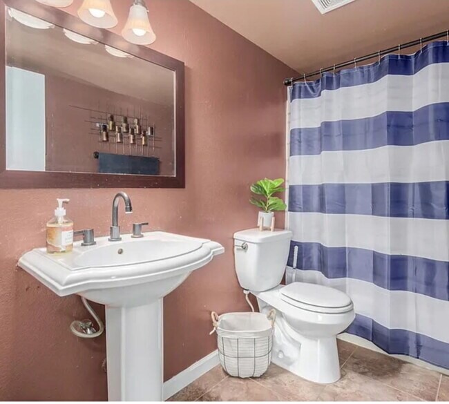 Building Photo - "Charming 2-Bedroom Oasis with 2 Full Baths in the Heart of Scottsdale!"