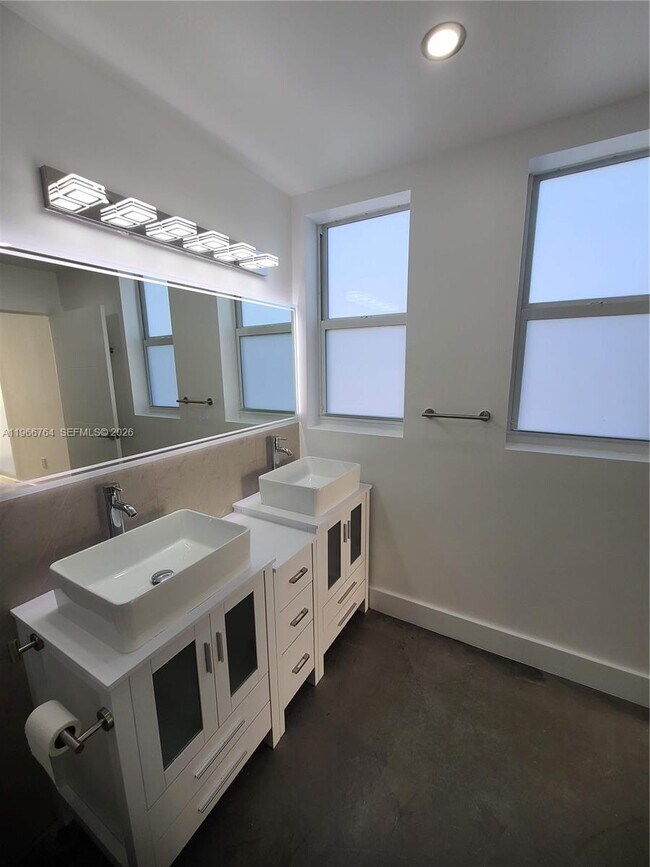 Building Photo - 825 Michigan Ave