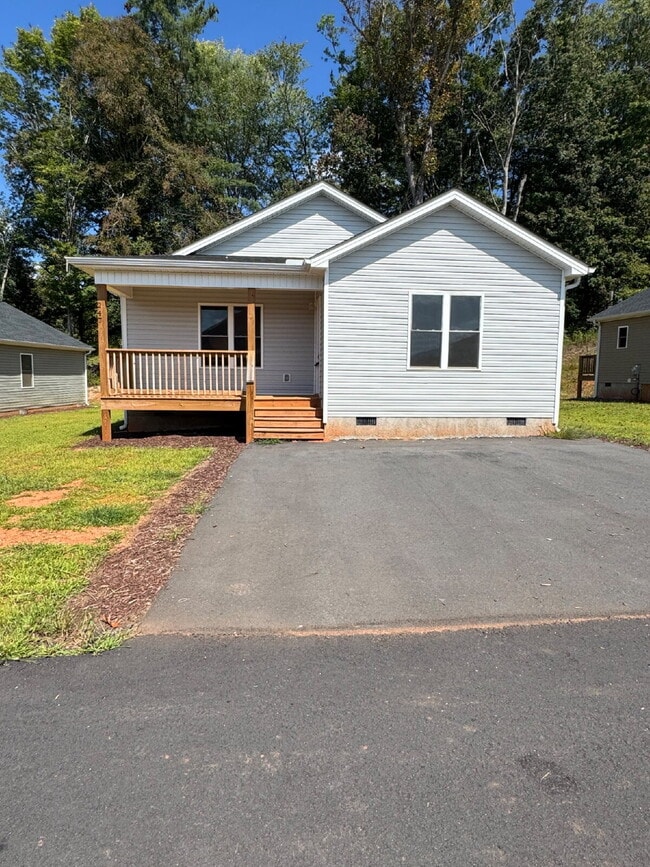 Building Photo - "Charming 3-Bedroom Retreat in Mars Hill: Cozy Comfort with 2 Full Baths!"