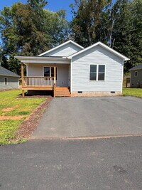 Building Photo - "Charming 3-Bedroom Retreat in Mars Hill: ...