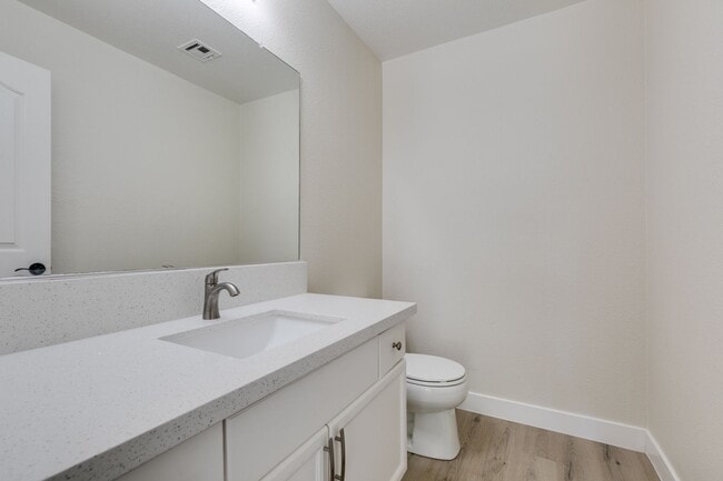 Building Photo - Stunning 3 Bedroom, 2.5 Bathroom Home in E...