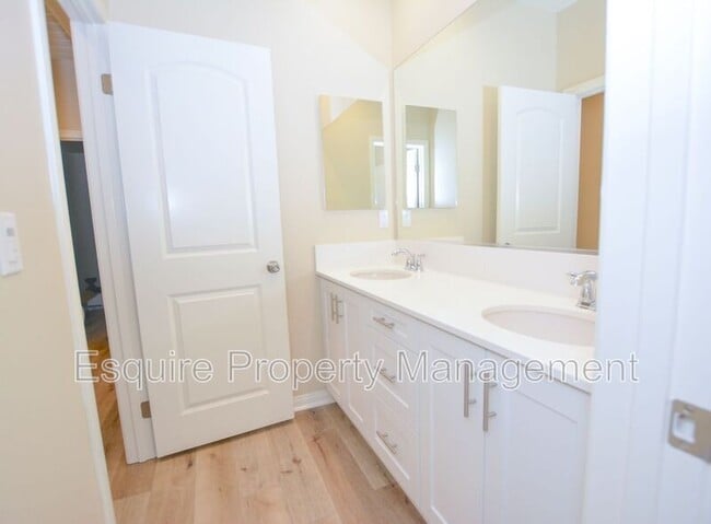 Building Photo - 2725 Navajo St