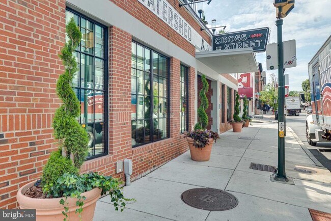 Building Photo - 906 S Charles St