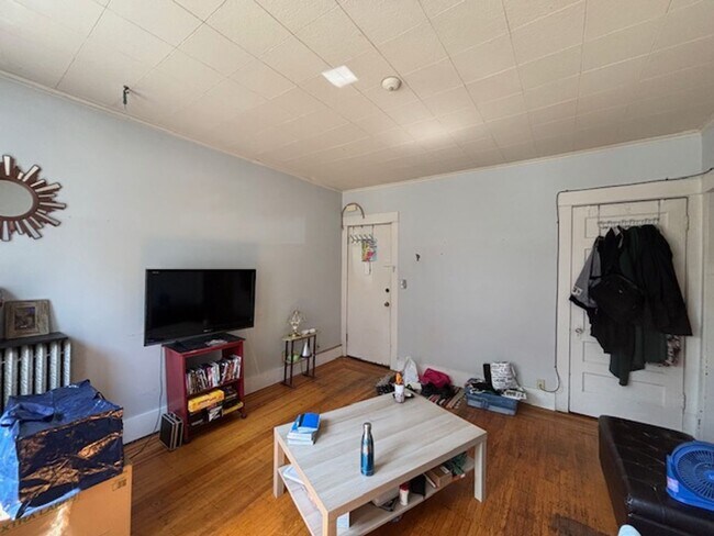 Building Photo - 2 BR/1 BA Apartment in a Great Minneapolis...