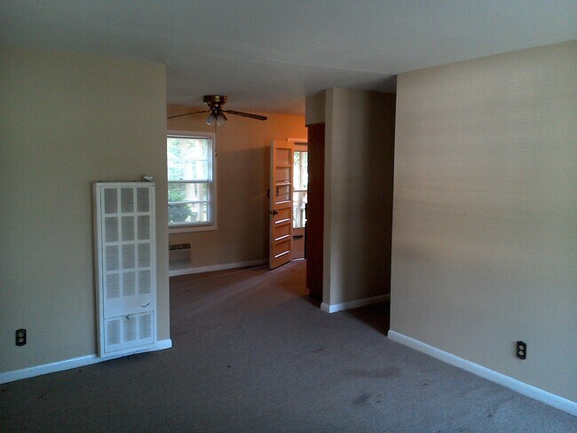 Building Photo - **UPCOMING**East Columbus 3 bedroom/1 bath...