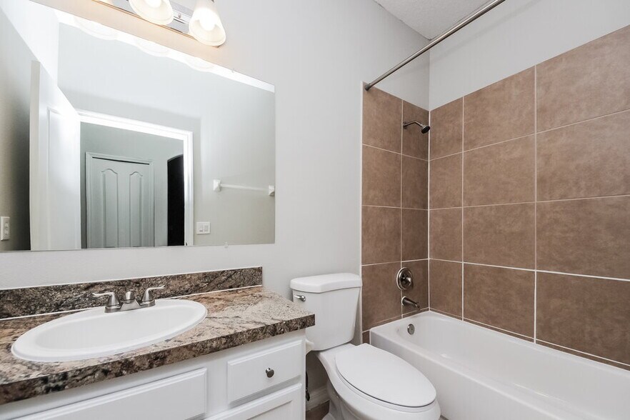 Building Photo - 2041 The Oaks Blvd