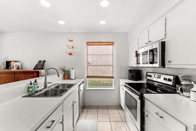 Building Photo - 6408 Sunnysky Way
