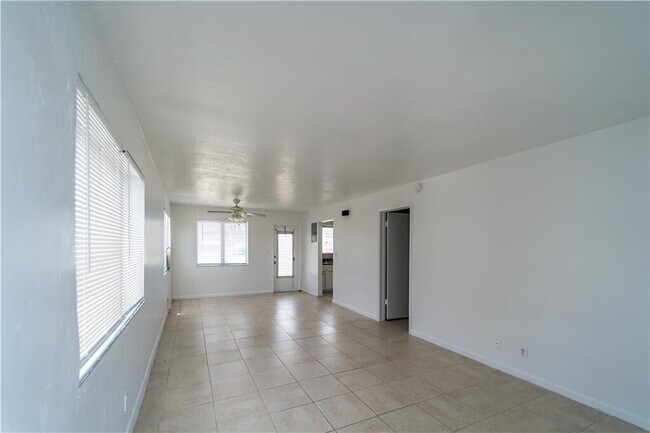 Building Photo - 1241 W River Dr