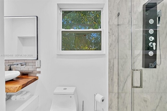 Building Photo - 1002 10th St