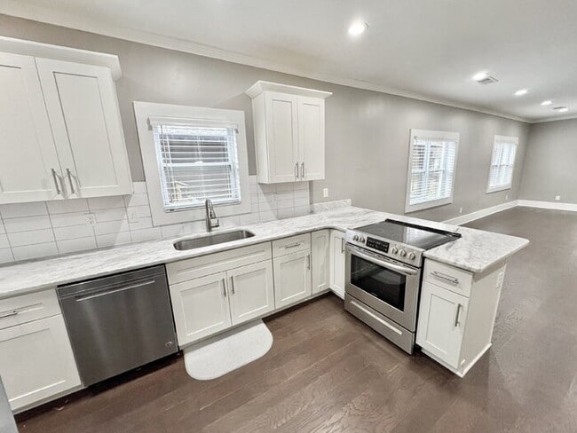 Building Photo - 1046 Tanglewood St