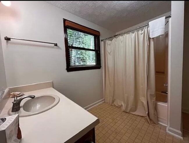 Building Photo - 680 Chalet Village Dr