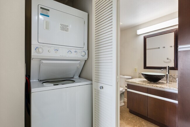 Building Photo - 2 Bed / 1.5 Bath Condo with 2 Parking Salt...