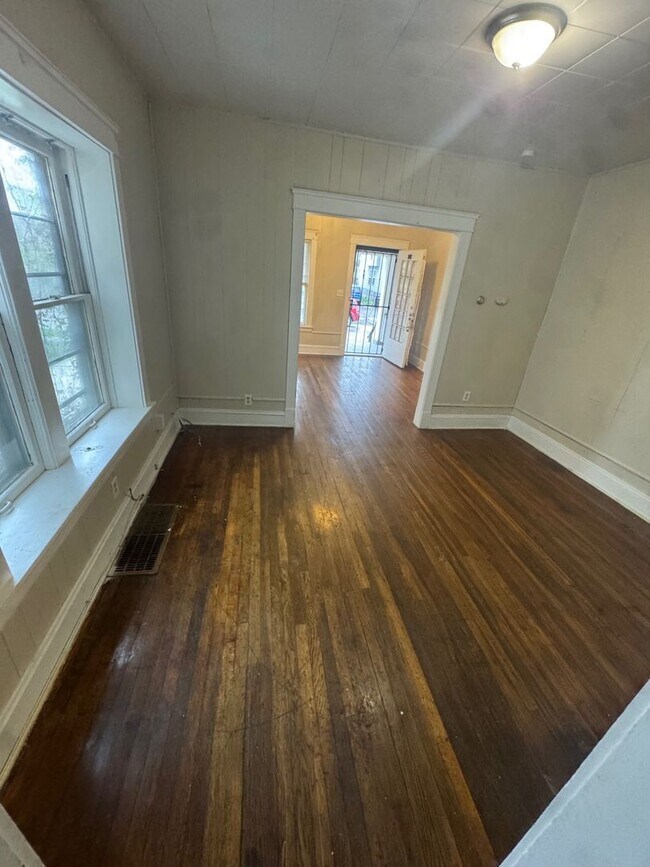 Building Photo - 632 E 101st St