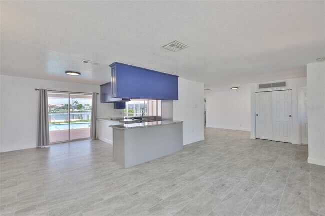 Building Photo - 6422 Lake Sunrise Dr