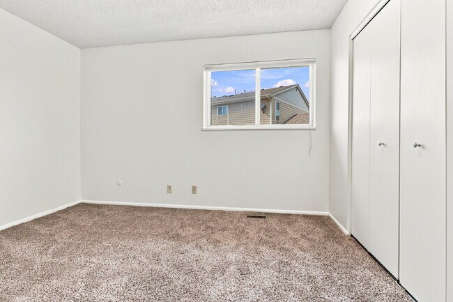 Building Photo - $1,445.95, 2 bed, 1 bath located in Denver with Central AC