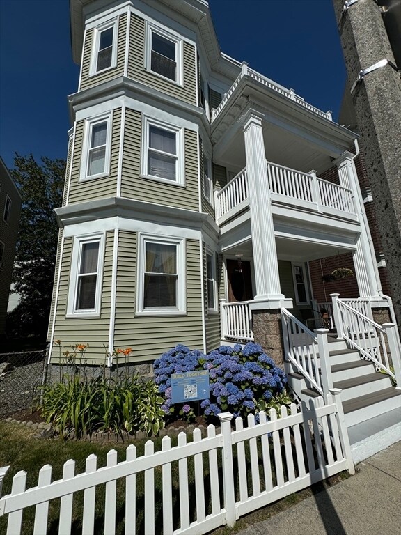 Building Photo - 11 Wainwright St