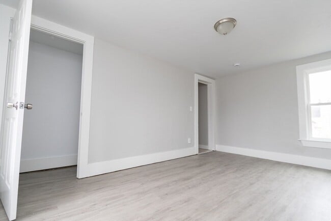 Building Photo - 7 Central St